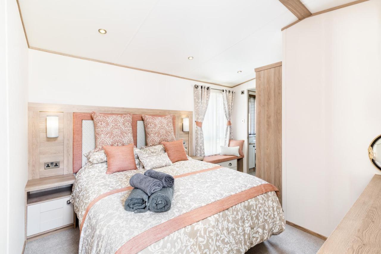 Clearwater Villa South Cerney Bagian luar foto