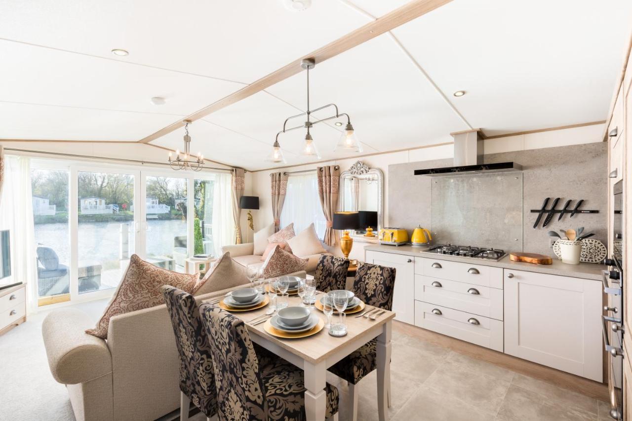Clearwater Villa South Cerney Bagian luar foto