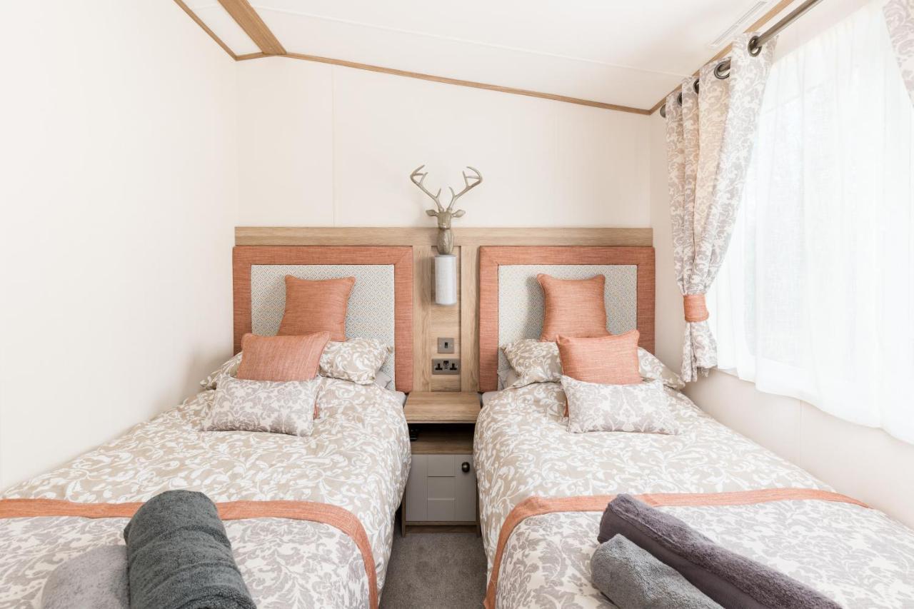 Clearwater Villa South Cerney Bagian luar foto