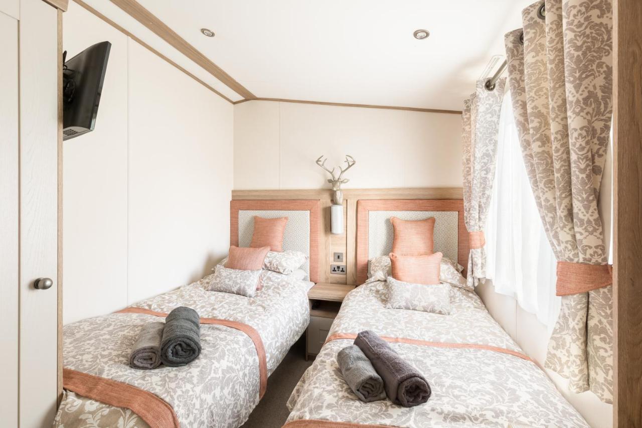 Clearwater Villa South Cerney Bagian luar foto