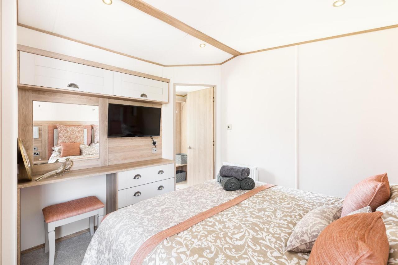 Clearwater Villa South Cerney Bagian luar foto