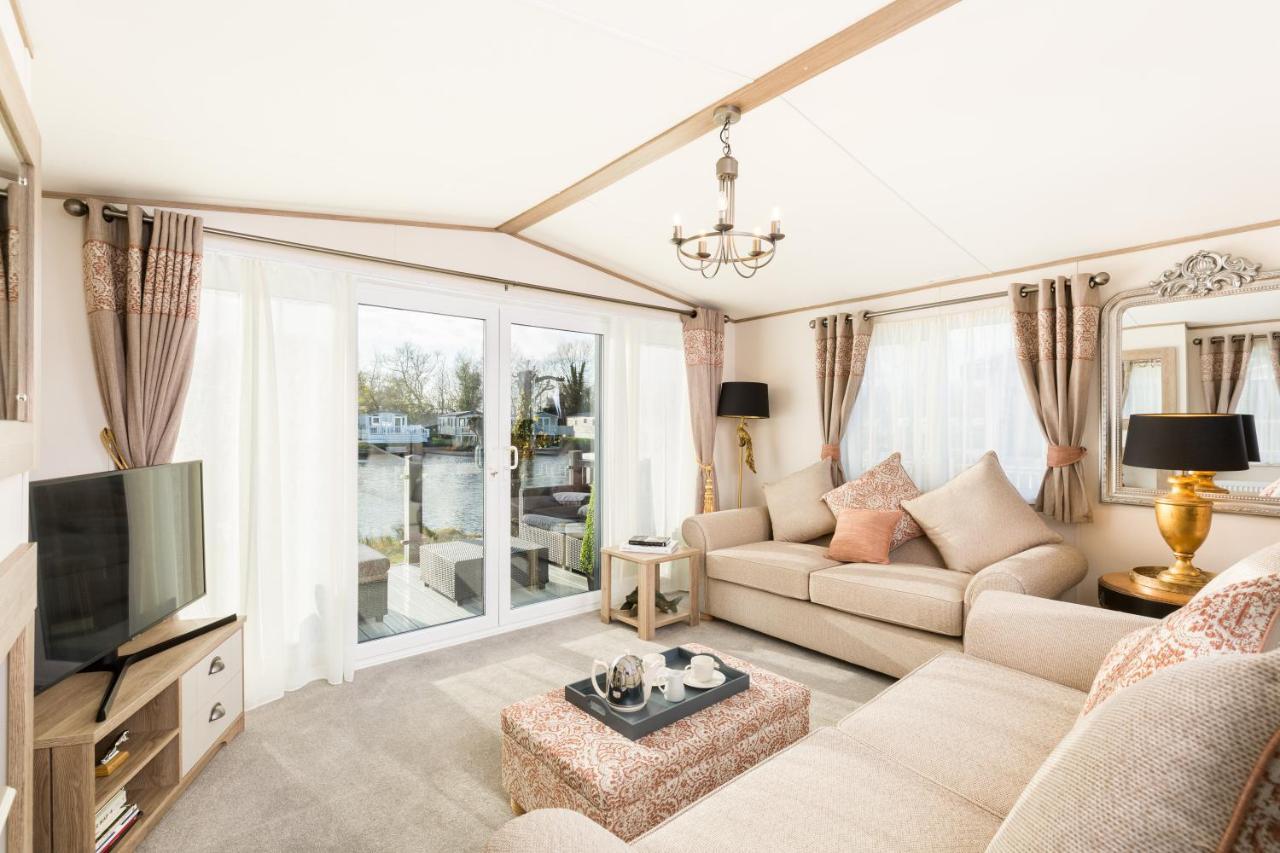 Clearwater Villa South Cerney Bagian luar foto